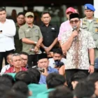 Plt Sekda Aceh Taufik berdialog dengan mahasiswa membahas penanganan pascabencana Aceh. (Foto:Dok/Adpim)