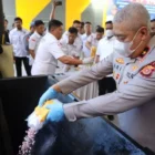 Wakapolda Aceh Brigjen Ari Wahyu Widodo memimpin pemusnahan barang bukti narkotika di Mapolda Aceh. (Foto:Dok/Polda Aceh)
