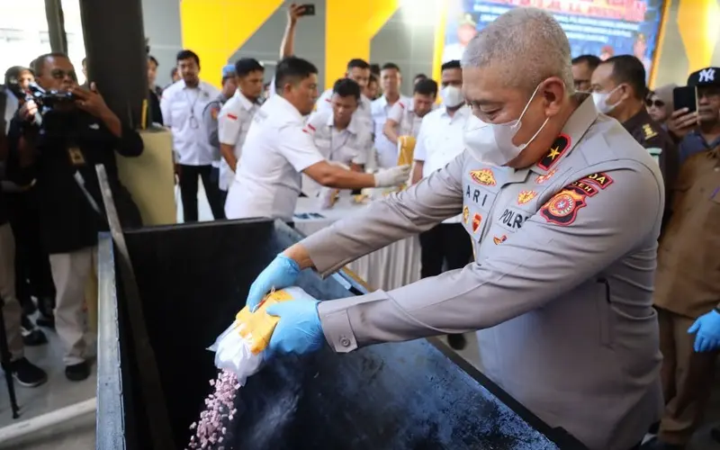 Wakapolda Aceh Brigjen Ari Wahyu Widodo memimpin pemusnahan barang bukti narkotika di Mapolda Aceh. (Foto:Dok/Polda Aceh)