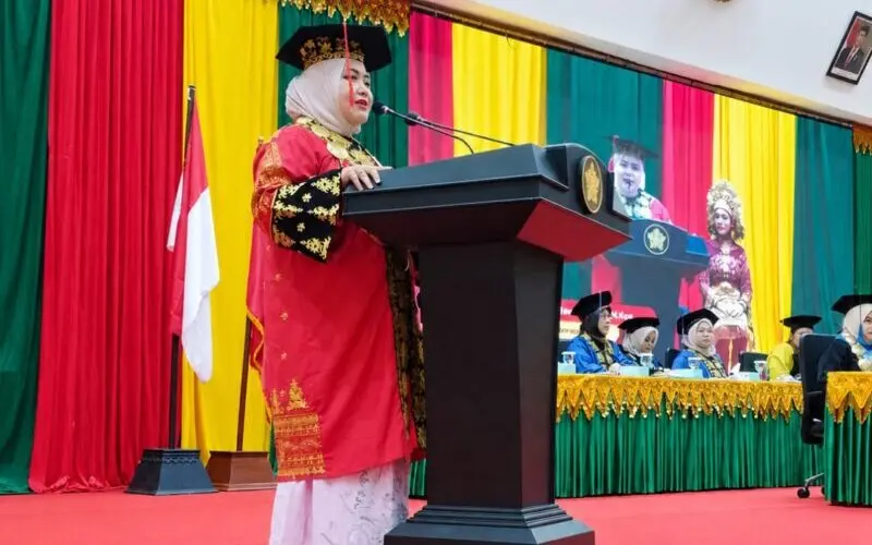 Ketua Yayasan Ubudiyah Indonesia Prof Marniati memberikan pesan dan motivasi kepada para wisudawan UUI Angkatan XVI di Auditorium AAC Dayan Dawood, Banda Aceh. (Foto:Dok/LamanNews)
