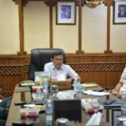 Wakil Gubernur Aceh Fadhlullah mengikuti rapat rehabilitasi pascabencana Sumatera secara daring. (Foto:Dok/Adpim)