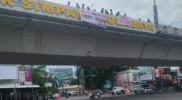Spanduk kritik politik di simpang Surabaya Banda Aceh
