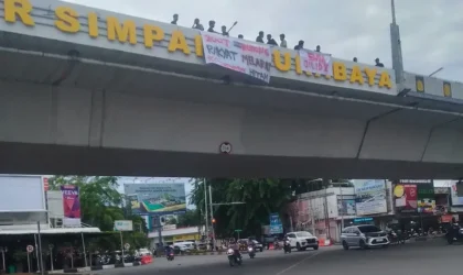 Spanduk kritik politik di simpang Surabaya Banda Aceh