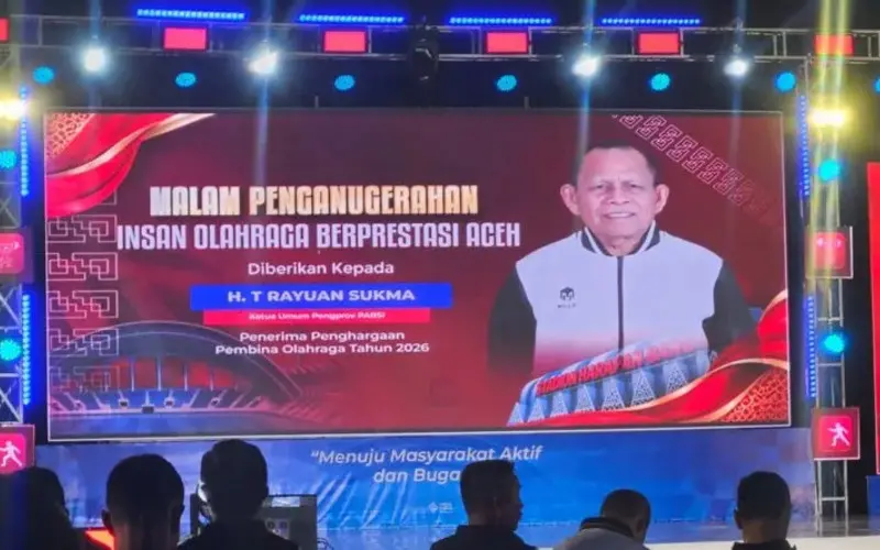 T Rayuan Sukma menerima penghargaan Pembina Terbaik Olahraga Berprestasi Tahun 2026  dalam acara malam penghargaan olahraga di Gedung Serba Guna SHB Banda Aceh. (Foto:Dok/Ist)