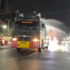 Polisi mengerahkan AWC untuk menyemprot jalan yang terdampak abu vulkanik erupsi. (Foto:Dok/Polri)