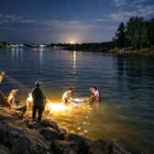 Petugas mengevakuasi korban kecelakaan sepeda motor dari sungai di Jalan Tanggul Ulee Lheue. (Foto:Dok/Polresta Banda Aceh).