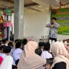 Ustaz Wahyu QeCe menyampaikan ceramah Maulid Nabi yang dikemas interaktif untuk membangun pendidikan karakter anak sejak dini di Blangpidie. (Foto:Dok/Ist)