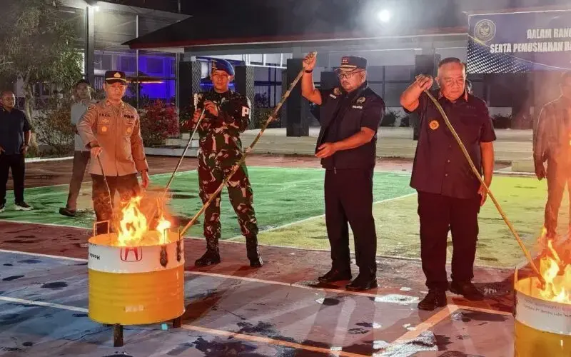 Pemusnahan barang hasil penggeledahan Lapas Kelas IIA Banda Aceh. (Foto:Dok/Lapas Banda Aceh)