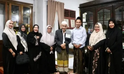 Abuya Amran Waly menerima gelar Amirul Qulub