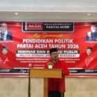Adnan Beuransyah menyampaikan pesan pada generasi muda dalam Seminar pendidikan politik anggota Partai Aceh 2026 di Banda Aceh. (Foto:Dok/LamanNews)