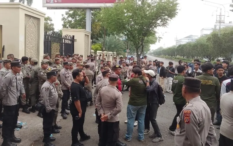 Aliansi Mahasiswa Peduli Agraria Aceh menggelar demonstrasi di Gedung DPRA, Jumat, 16/10/2026.(Foto:Dok/LamanNews)