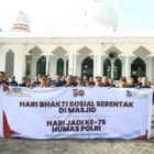 Bidhumas Polda Aceh menggelar bakti sosial membersihkan masjid Al Hasyimiyah Lamnyong. (Foto:Dok/Polda Aceh)