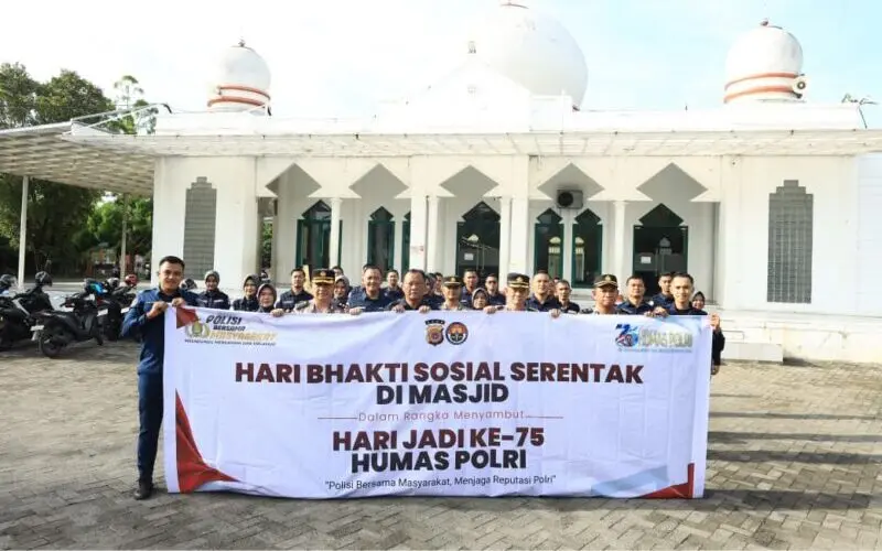 Bidhumas Polda Aceh menggelar bakti sosial membersihkan masjid Al Hasyimiyah Lamnyong. (Foto:Dok/Polda Aceh)