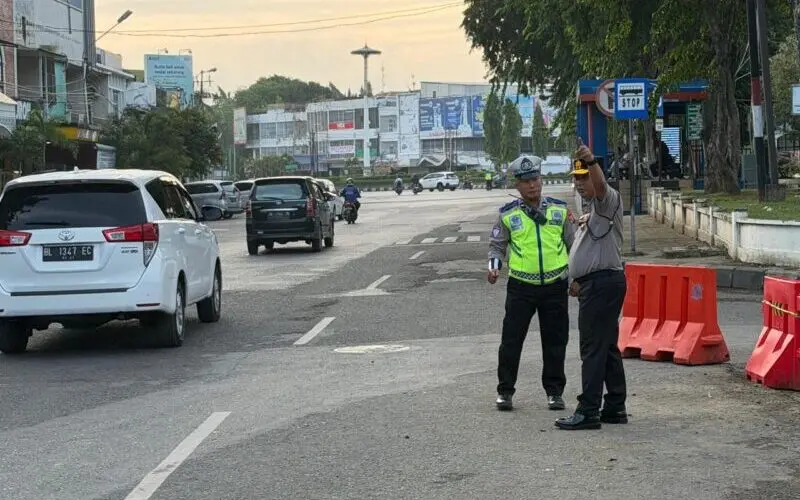 Kapolda Aceh memantau pengaturan lalu lintas di kawasan Masjid Raya Baiturrahman Banda Aceh. (Foto:Dok/Polda Aceh)