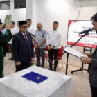 Pelantikan Pj Sekda Aceh oleh Mualem berlangsung di Kantor Perwakilan Pemerintah Aceh di Medan. Taufik resmi menjabat Pj Sekda Aceh pada 13 Oktober 2026. (Foto:Dok/Adpim)