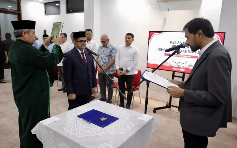Pelantikan Pj Sekda Aceh oleh Mualem berlangsung di Kantor Perwakilan Pemerintah Aceh di Medan. Taufik resmi menjabat Pj Sekda Aceh pada 13 Oktober 2026. (Foto:Dok/Adpim)