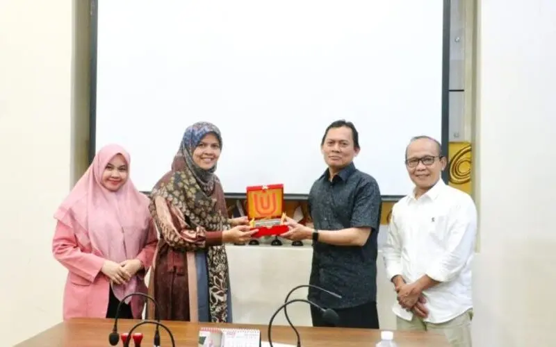 Rektor UUI Dr. Mutiawati menerima Asesmen akreditasi Program Studi S1 Pendidikan Komputer dari Tim asesor LAMDIK. (Foto:Dok/UUI)