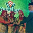 Cut Talitha Nasywaa, Rita Hindawati, dan Clarence Athaillah Khairunnisa, siswi MAN 1 Banda Aceh raih medali emas OMI Riset 2026. (Foto:Dok/MAN 1 Banda Aceh)