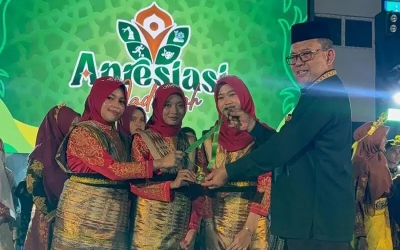 Cut Talitha Nasywaa, Rita Hindawati, dan Clarence Athaillah Khairunnisa, siswi MAN 1 Banda Aceh raih medali emas OMI Riset 2026. (Foto:Dok/MAN 1 Banda Aceh)