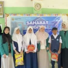 Mahasiswa Ilmu Komunikasi USK menggelar edukasi Sahabat Digital, mengajarkan etika bermedia sosial untuk siswa kelas VIII. (Foto:Dok/USK)