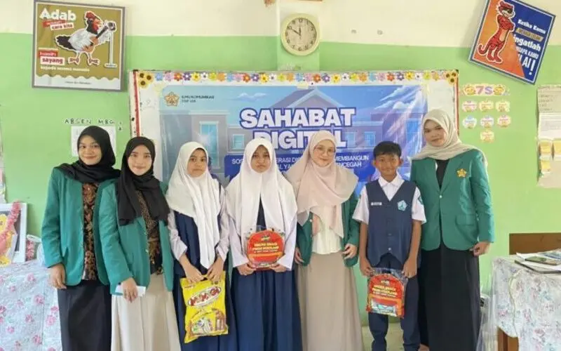 Mahasiswa Ilmu Komunikasi USK menggelar edukasi Sahabat Digital, mengajarkan etika bermedia sosial untuk siswa kelas VIII. (Foto:Dok/USK)