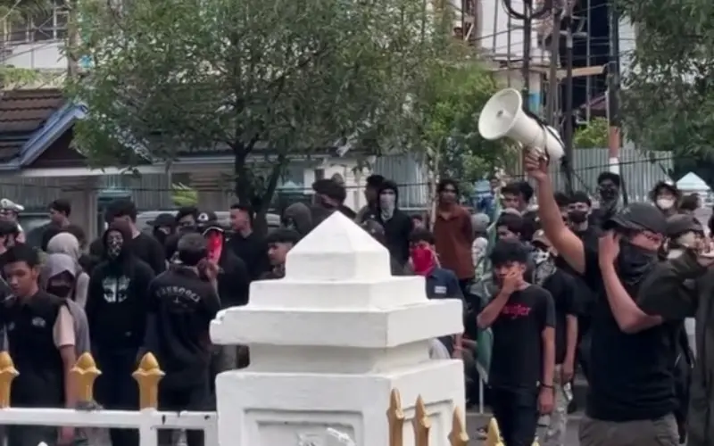 Front Mahasiswa Aceh Resistance menggelar demonstrasi di Kantor Gubernur Aceh menuntut tanggung jawab pemerintah terhadap krisis lingkungan. (Foto:Dok/LamanNews)