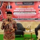 Fajran Zain saat menjadi pemateri Seminar Pendidikan Politik Partai Aceh 2026, membahas peluang investasi Sabang dan kemandirian ekonomi Aceh. (Foto:Dok/LamanNews)