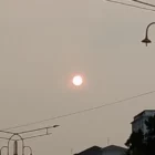 Kabut asap karhutla menyelimuti Banda Aceh pada 17 Oktober 2026. (Foto:Dok/LamanNews)