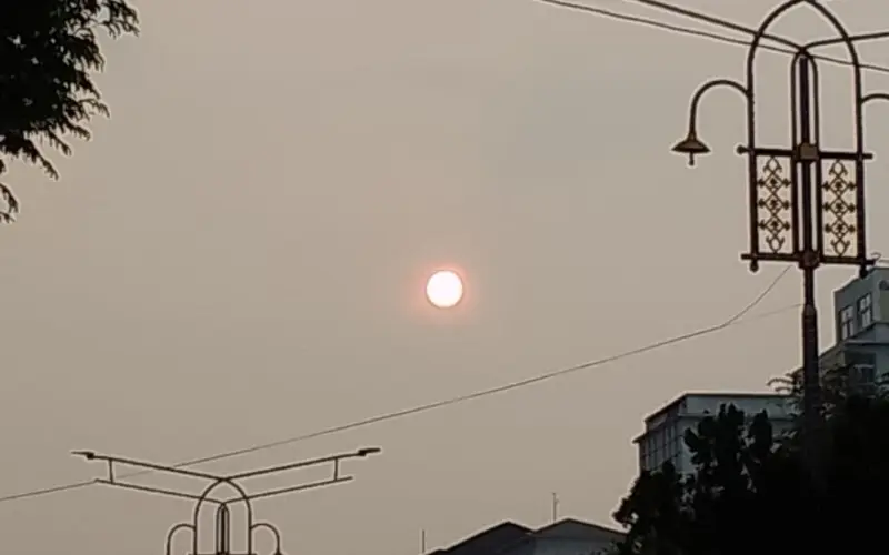 Kabut asap karhutla menyelimuti Banda Aceh pada 17 Oktober 2026. (Foto:Dok/LamanNews)