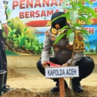 Kapolda Aceh Irjen Pol Ruddi Setiawan bersama pejabat utama Polda Aceh menanam puluhan pohon di Kompleks Dayah Mini Aceh. (Foto:Dok/Polda Aceh)