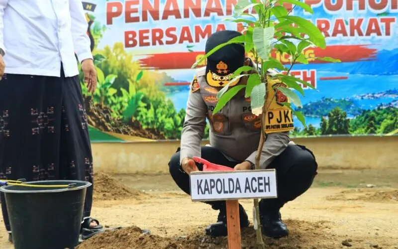 Kapolda Aceh Irjen Pol Ruddi Setiawan bersama pejabat utama Polda Aceh menanam puluhan pohon di Kompleks Dayah Mini Aceh. (Foto:Dok/Polda Aceh)