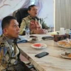 Rapat koordinasi Dek Fadh bersama bupati dan wali kota terdampak bencana. (Foto:Dok/Adpim)