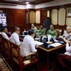 Rapat penanganan DAS membahas antisipasi banjir dan pemulihan infrastruktur Aceh yang berlangsung secara virtual dari Ruang Rapat Wakil Gubernur Aceh. (Foto:Dok/Adpim)