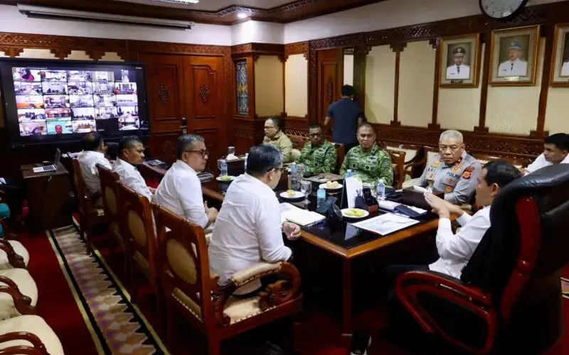 Rapat penanganan DAS membahas antisipasi banjir dan pemulihan infrastruktur Aceh yang berlangsung secara virtual dari Ruang Rapat Wakil Gubernur Aceh. (Foto:Dok/Adpim)