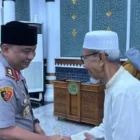 Kapolda Aceh Ruddi Setiawan melaksanakan Salat Subuh Keliling di Masjid Raya Baiturrahman. (Foto:Dok/Polda Aceh)